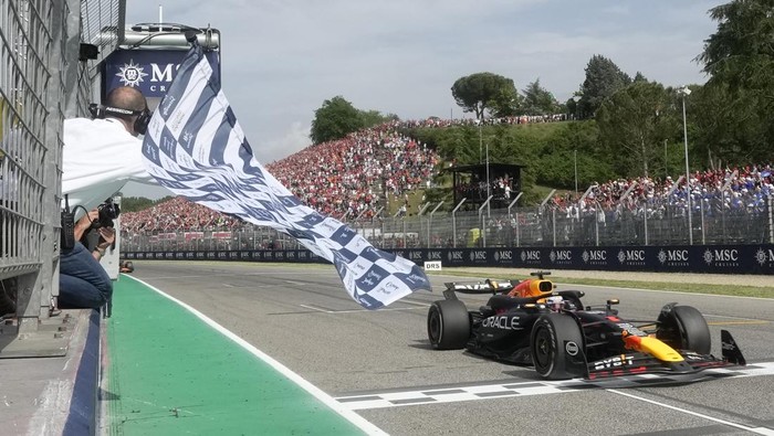 Red Bull driver Max Verstappen of the Netherlands crosses the finish line to win the Italys Emilia Romagna Formula One Grand Prix race at the Dino and Enzo Ferrari racetrack in Imola, Italy, Sunday, May 19, 2024. (AP Photo/Luca Bruno, Pool)