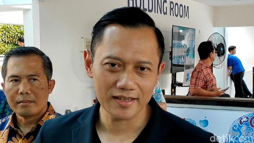 Menteri ATR/BPN Agus Harimurti Yudhoyono (AHY) saat tiba di Bandara Internasional I Gusti Ngurah Rai untuk menghadiri WWF, Minggu (19/5/2024). (Agus Eka Purna Negara/detikBali)