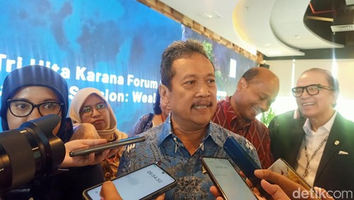 Menteri Kelautan dan Perikanan Sakti Wahyu Trenggono saat ditemui di United in Diversity (UID) Bali Campus, Denpasar, Minggu (19/5/2024). (Ni Made Lastri Karsiani Putri/detikBali)