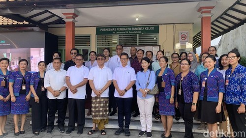 Menteri Kesehatan Budi Gunadi Sadikin bersama Wali Kota Denpasar I Gusti Ngurah Jaya Negara di Puskesmas Pembantu Sumerta Kelod, Denpsar, Bali, Minggu (19/5/2024). (Foto: Rizki Setyo/detikBali)