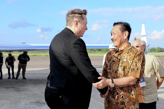 Menteri Koordinator Kemaritiman dan Investasi Luhut Binsar Pandjaitan membagikan momen saat dirinya menjemput CEO SpaceX Elon Musk di Bandara I Gusti Ngurah Rai, Bali. (Dok. Instagram luhut.pandjaitan)