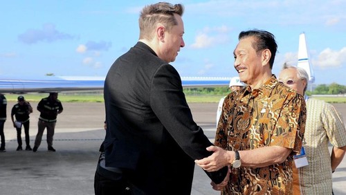 Menteri Koordinator Kemaritiman dan Investasi Luhut Binsar Pandjaitan membagikan momen saat dirinya menjemput CEO SpaceX Elon Musk di Bandara I Gusti Ngurah Rai, Bali. (Dok. Instagram luhut.pandjaitan)