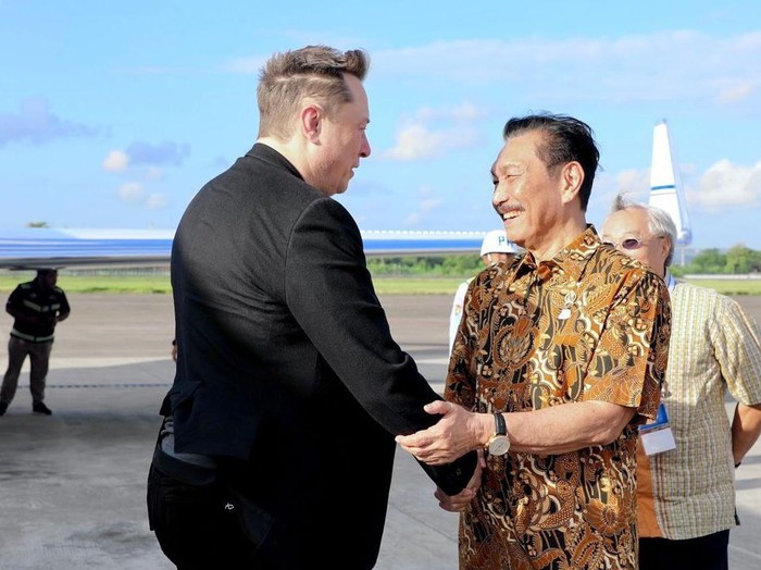 Menteri Koordinator Kemaritiman dan Investasi Luhut Binsar Pandjaitan membagikan momen saat dirinya menjemput CEO SpaceX Elon Musk di Bandara I Gusti Ngurah Rai, Bali. (Dok. Instagram luhut.pandjaitan)
