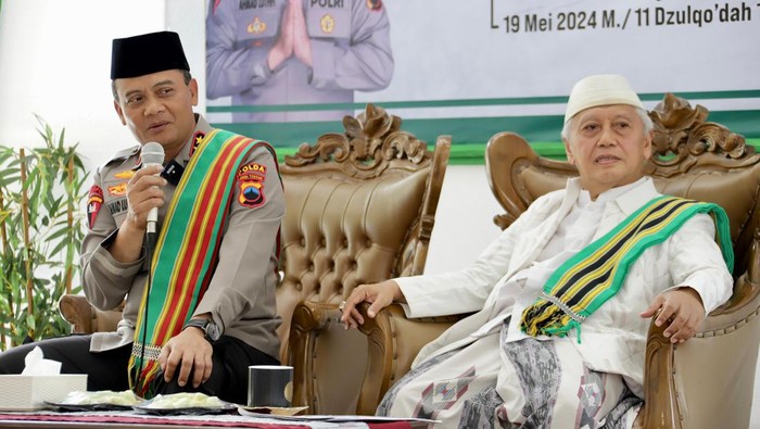 Momen Kapolda Jateng Irjen Ahmad Luthfi mengunjungi ponpes di Purworejo, Minggu (19/5/2024).