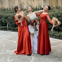 Nia Ramadhani tampak bersanding dengan penyanyi Rossa yang juga dipilih sebagai bridesmaid. Foto: Instagram/@axioo @ramadhaniabakrie @bebyleonardo @nindypricilia