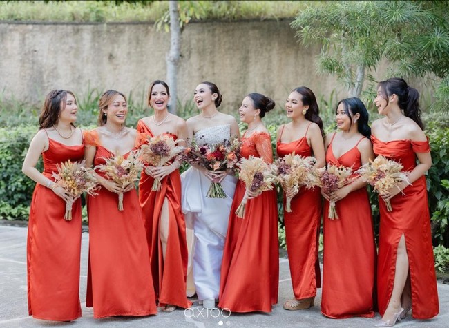 Nia Ramadhani tampil stunning dalam balutan gaun merah-terakota. Istri pengusaha Ardie Bakrie ini mengenakan gaun dengan garis leher dan lengan asimetris. Foto: Instagram/@axioo @ramadhaniabakrie @bebyleonardo @nindypricilia