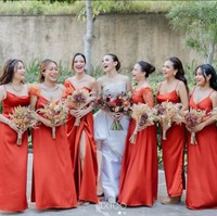 Nia Ramadhani tampil stunning dalam balutan gaun merah-terakota. Istri pengusaha Ardie Bakrie ini mengenakan gaun dengan garis leher dan lengan asimetris. Foto: Instagram/@axioo @ramadhaniabakrie @bebyleonardo @nindypricilia