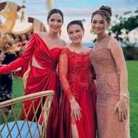 Penyanyi yang akrab disapa Teh Ocha ini mengenakan gaun model off-shoulder dengan aksen lace. Foto: Instagram/@axioo @ramadhaniabakrie @bebyleonardo @nindypricilia