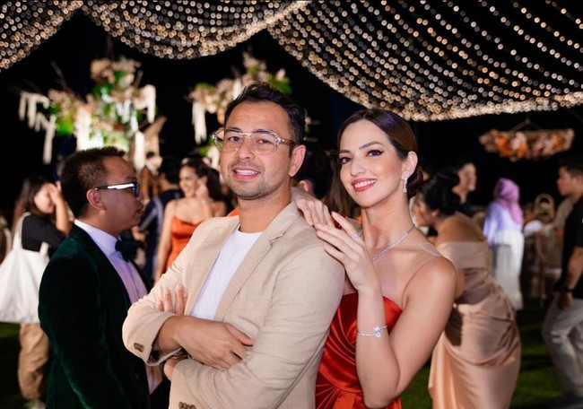 Bold makeup membuat penampilan Nia Ramadhani seksi sekaligus glamor.  Foto: Instagram/@axioo @ramadhaniabakrie @bebyleonardo @nindypricilia