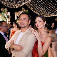 Bold makeup membuat penampilan Nia Ramadhani seksi sekaligus glamor.  Foto: Instagram/@axioo @ramadhaniabakrie @bebyleonardo @nindypricilia