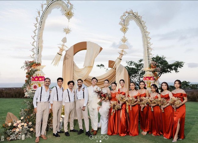 Rangkaian pernikahan Rizky Febian dan Mahalini berlanjut di Bali. Untuk resepsi yang digelar di The Ritz-Carlton, Bali, Nia Ramadhani dan Rossa yang dipercaya jadi bridesmaid. Foto: Instagram/@axioo @ramadhaniabakrie @bebyleonardo @nindypricilia