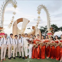 Rangkaian pernikahan Rizky Febian dan Mahalini berlanjut di Bali. Untuk resepsi yang digelar di The Ritz-Carlton, Bali, Nia Ramadhani dan Rossa yang dipercaya jadi bridesmaid. Foto: Instagram/@axioo @ramadhaniabakrie @bebyleonardo @nindypricilia