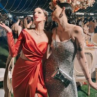 Rambutnya disanggul sederhana dengan poni menyamping yang ditata bergelombang. Foto: Instagram/@axioo @ramadhaniabakrie @bebyleonardo @nindypricilia