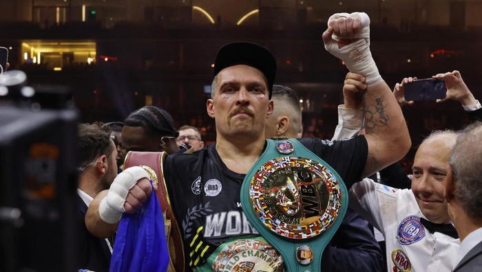 Boxing - Tyson Fury v Oleksandr Usyk - Kingdom Arena, Riyadh, Saudi Arabia - May 19, 2024 Oleksandr Usyk celebrates with the belts after winning the fight to become the undisputed heavyweight world champion Action Images via Reuters/Andrew Couldridge