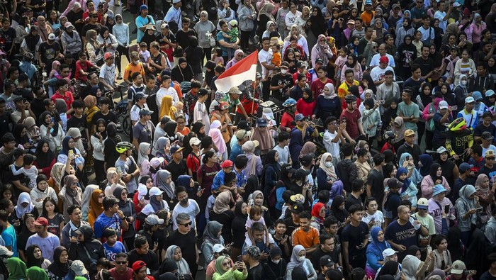 Padatnya CFD Sudirman Jakpus, Warga Keluhkan Susah Sinyal Suasana warga menyaksikan penampilan grup band Kahitna pada pencanangan HUT ke-497 Jakarta di Bundaran HI, Jakarta, Minggu(19/5/2024). Pencanangan itu menjadi awal dari beragam rangkaian kegiatan HUT ke-497 Jakarta yang diperingati pada 22 Juni mendatang. ANTARA FOTO/Erlangga Bregas Prakoso/Spt.