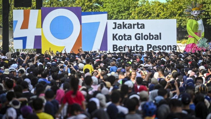 Suasana warga menyaksikan penampilan grup band Kahitna pada pencanangan HUT ke-497 Jakarta di Bundaran HI, Jakarta, Minggu(19/5/2024). Pencanangan itu menjadi awal dari beragam rangkaian kegiatan HUT ke-497 Jakarta yang diperingati pada 22 Juni mendatang. ANTARA FOTO/Erlangga Bregas Prakoso/Spt.
