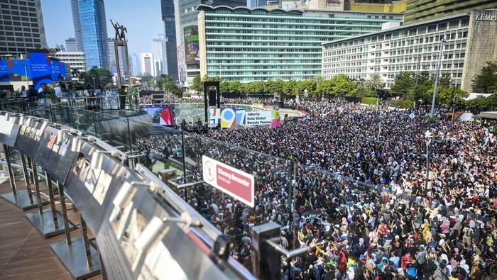 Suasana warga menyaksikan penampilan grup band Kahitna pada pencanangan HUT ke-497 Jakarta di Bundaran HI, Jakarta, Minggu(19/5/2024). Pencanangan itu menjadi awal dari beragam rangkaian kegiatan HUT ke-497 Jakarta yang diperingati pada 22 Juni mendatang. ANTARA FOTO/Erlangga Bregas Prakoso/Spt.