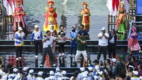 Vokalis grup band Kahitna Hedi Yunus (kanan) dan Mario Ginanjar (kiri) menghibur warga Jakarta.