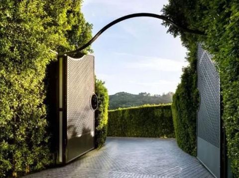 Pagar Rumah Jennifer Lopez dan Ben Affleck