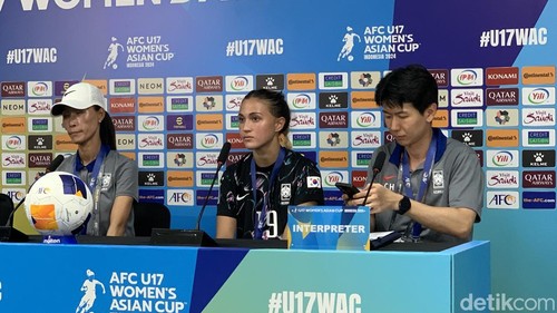 Pelatih Timnas Korsel U-17 Putri Kim Eunjung (kiri) dan  Phair Casey Yujin (tengah) saat konferensi pers seusai laga melawan China di Piala Asia U-17 Wanita 2024.