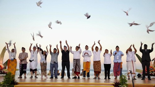 Pelepasliaran burung merpati di sela-sela ritual Segara Kerthi dan perayaan Tumpek Uye yang mengawali helatan World Water Forum (WWF) di KEK Kura Kura Bali, Denpasar, Sabtu (18/5/2024). (Foto: Kemenko Marves)