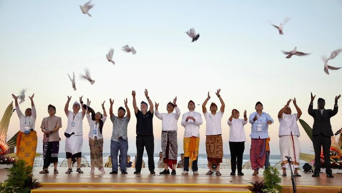 Pelepasliaran burung merpati di sela-sela ritual Segara Kerthi dan perayaan Tumpek Uye yang mengawali helatan World Water Forum (WWF) di KEK Kura Kura Bali, Denpasar, Sabtu (18/5/2024). (Foto: Kemenko Marves)