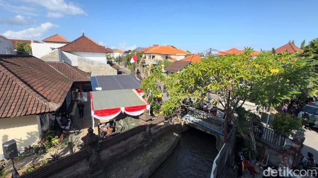 Penampakan alat penangkap sinyal Starlink saat uji coba di Denpasar, Bali. Penampakan alat penangkap sinyal Starlink saat uji coba di Denpasar, Bali.