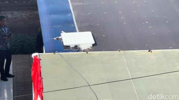 Penampakan alat penangkap sinyal Starlink saat uji coba di Denpasar, Bali. Penampakan alat penangkap sinyal Starlink saat uji coba di Denpasar, Bali.