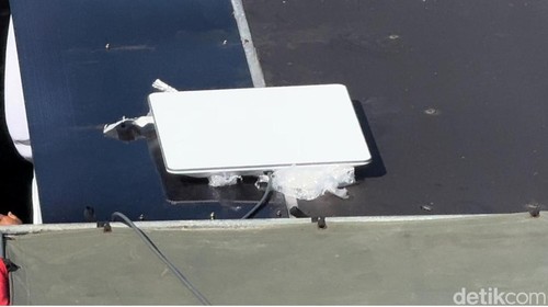 Penampakan alat penangkap sinyal Starlink saat uji coba di Denpasar, Bali.