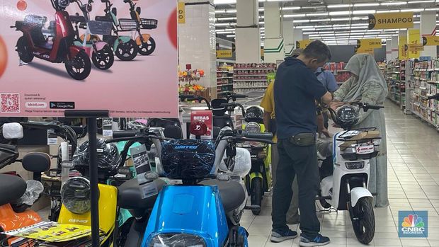 Pengunjung mencoba sepeda listrik di Transmart ITC BSD saat promo Transmart Full Day Sale berlangsung pada Minggu (19/5/2024). (CNBC Indonesia/Teti Purwanti)