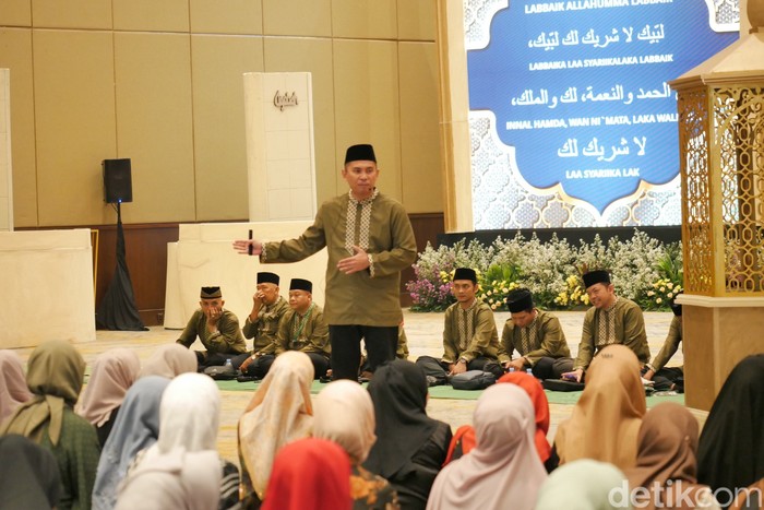 Pengusaha, Politisi, hingga Promotor Musik Ikuti Manasik Praktik di Hotel Sultan Pengusaha, Politisi, hingga Promotor Musik Ikuti Manasik Praktik di Hotel Sultan