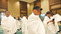 Promotor musik legendaris Adrie Subono salah calon jemaah haji yang mengikuti manasik praktik. Ditemani keponakannya dia mengenakan kain ihram. Foto: Ryan / Maktour