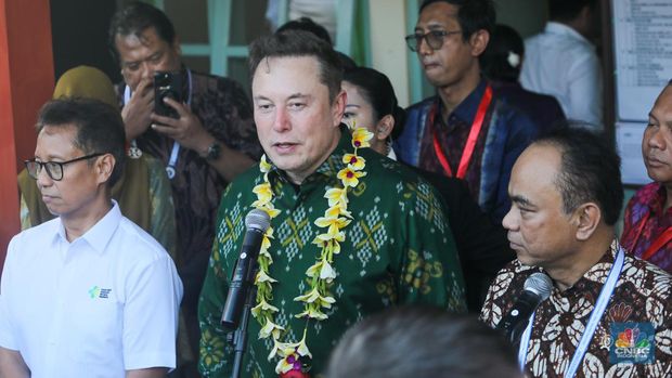 Pengusaha teknologi asal Amerika Serikat (AS), Elon Musk saat mengunjungi Puskesmas Pembantu (Pustu) Sumerta Kelod di Denpasar, Bali, Minggu (19/5/2024). (CNBC Indonesia/Faisal Rahman)