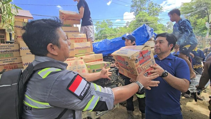 Penyaluran bantuan bagi korban terdampak banjir di Mahakam Ulu, Kaltim.