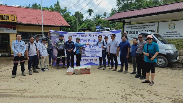 Penyerahan bantuan bagi korban banjir di Mahakam Ulu oleh  Indo Tambangraya Megah (ITM) Group.
