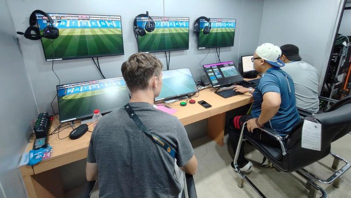 Persiapan penerapan VAR di Stadion Batakan, Balikpapan.