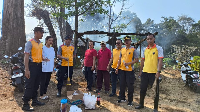 Personel Polsek Pakis Aji Polres Jepara bersama pengurus vihara dan warga setempat melaksanakan gotong royong membersihkan makam Lumbungan umat Buddha yang terletak di Dukuh Sebawuk, Desa Tanjung, Kecamaan Pakis Aji, Kabupaten Jepara, Minggu (19/5/2024)