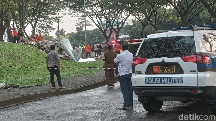 Sebuah pesawat latih jatuh di kawasan BSD, Serpong, Tangerang Selatan. Kondisi pesawat hancur.