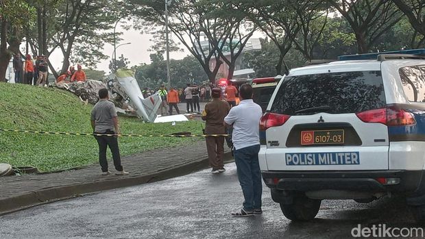 Sebuah pesawat latih jatuh di kawasan BSD, Serpong, Tangerang Selatan. Kondisi pesawat hancur.