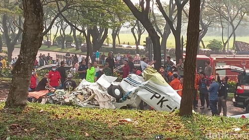 Sebuah pesawat latih jatuh di kawasan BSD, Serpong, Tangerang Selatan. Kondisi pesawat hancur.