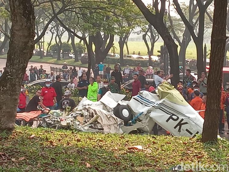 Foto-foto Pesawat Latih Jatuh di Kawasan BSD