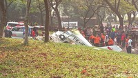 Agung mengatakan peristiwa itu terjadi sekitar pukul 14.00 WIB. Dari foto yang beredar, ada korban tergeletak.
