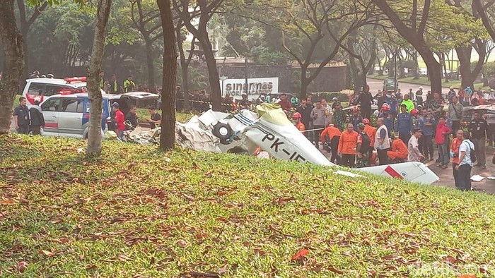Sebuah pesawat latih jatuh di kawasan BSD, Serpong, Tangerang Selatan. Kondisi pesawat hancur.
