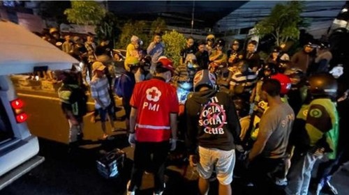 Petugas PMI Kota Denpasar mengevakuasi korban kecelakaan tunggal di Jalan Teuku Umar, Minggu (19/5/2024) dini hari. (Dok. BPBD Kota Denpasar)