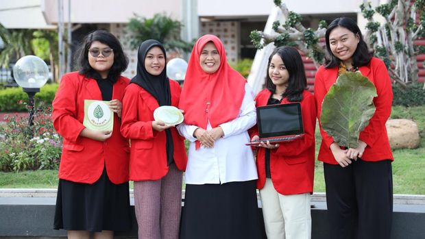 Piring daun jati buatan Mahasiswa Untag Surabaya yang ramah lingkungan, bahkan limbahnya bisa jadi pupuk.