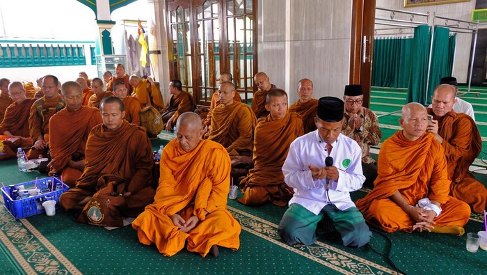 Potret 40 Bhikkhu Thudong Singgahi Masjid di Temanggung Sejumlah Bhikkhu Thudong berjalan kaki menyusuri jalan raya di Bengkal, Kranggan, Temanggung, Jawa Tengah, Minggu (19/5/2024). Sebanyak 40 Bhikkhu Thudong singgah di sejumlah tempat ibadah dalam perjalanan dari Semarang menuju Candi Borobudur sebagai wujud toleransi dan pesan damai sejalan dengan tema Thudong 2024 yaitu Perjalanan dengan Kesadaran Keberagaman untuk Jalan Hidup Luhur, Harmonis dan Bahagia. ANTARA FOTO/Anis Efizudin/Spt.