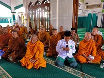 Potret 40 Bhikkhu Thudong Singgahi Masjid di Temanggung