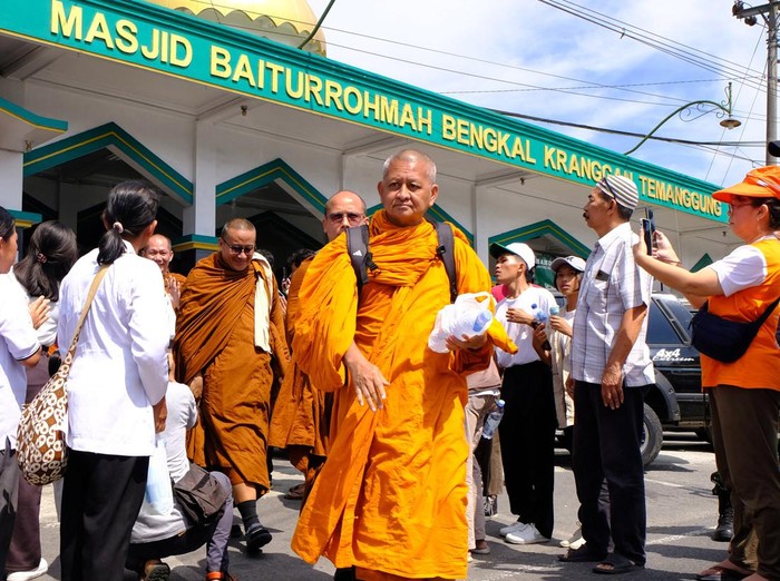 Sejumlah Bhikkhu Thudong berjalan kaki menyusuri jalan raya di Bengkal, Kranggan, Temanggung, Jawa Tengah, Minggu  (19/5/2024). Sebanyak 40  Bhikkhu Thudong singgah di sejumlah tempat ibadah dalam perjalanan dari Semarang menuju Candi Borobudur sebagai wujud toleransi dan pesan damai sejalan dengan tema Thudong 2024 yaitu Perjalanan dengan Kesadaran Keberagaman untuk Jalan Hidup Luhur, Harmonis dan Bahagia. ANTARA FOTO/Anis Efizudin/Spt.