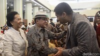 Mentor terbaik aktivis Indonesia. Kami doakan Om Akbar umur panjang, semoga berkenan (dengan lukisannya), kata Ara sambil menyerahkan lukisan ke Akbar Tandjung.