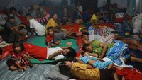 Sejumlah warga beristirahat posko penggungsian usai di evakuasi dari desa Sangaji Nyeku di Desa Gam Ici Kabupaten Halmahera Barat Maluku Utara, Sabtu (18/5/2024).